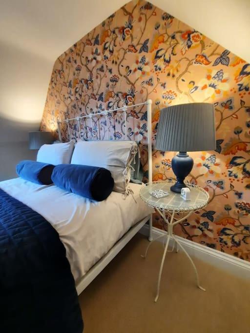 The Hen Den Hopton Cangeford